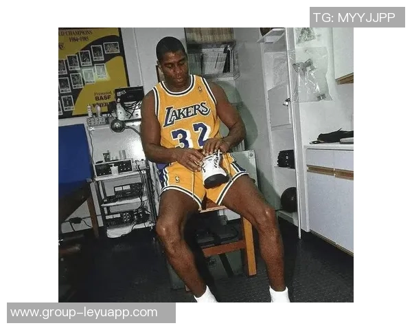 老詹赛季首秀助攻12次投射传球轻松自如能打到45岁吗