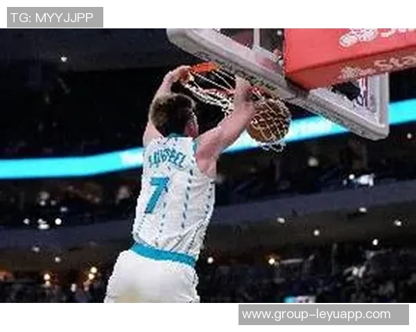 克尼佩尔表现出色12投7中砍下21分7助攻三分球命中率高达55